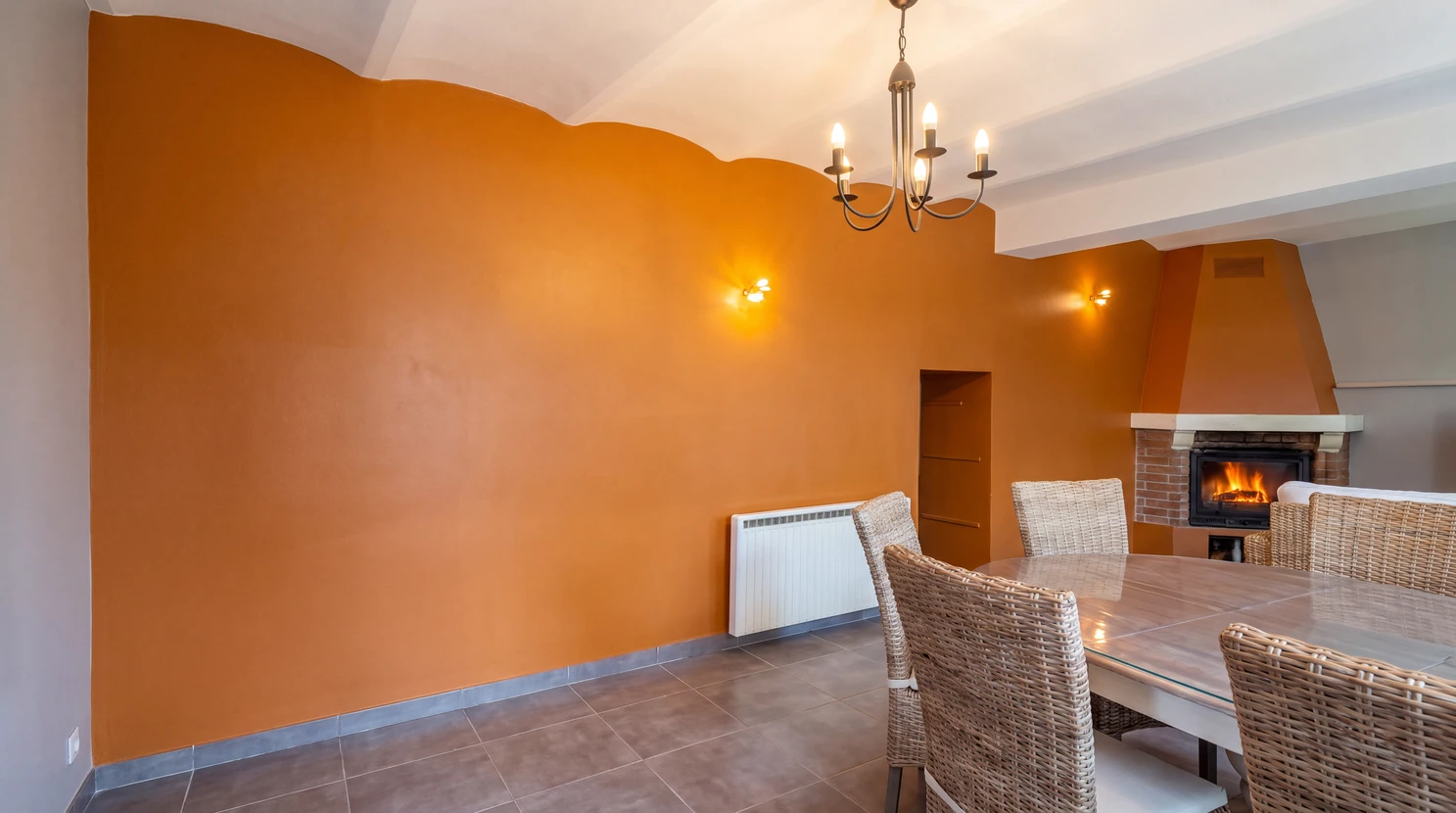 Intérieur moderne avec mur bleu-gris, parquet bois clair, deux fenêtres avec stores blancs donnant sur paysage maritime